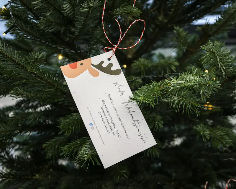 Ein Wunschzettel am Baum