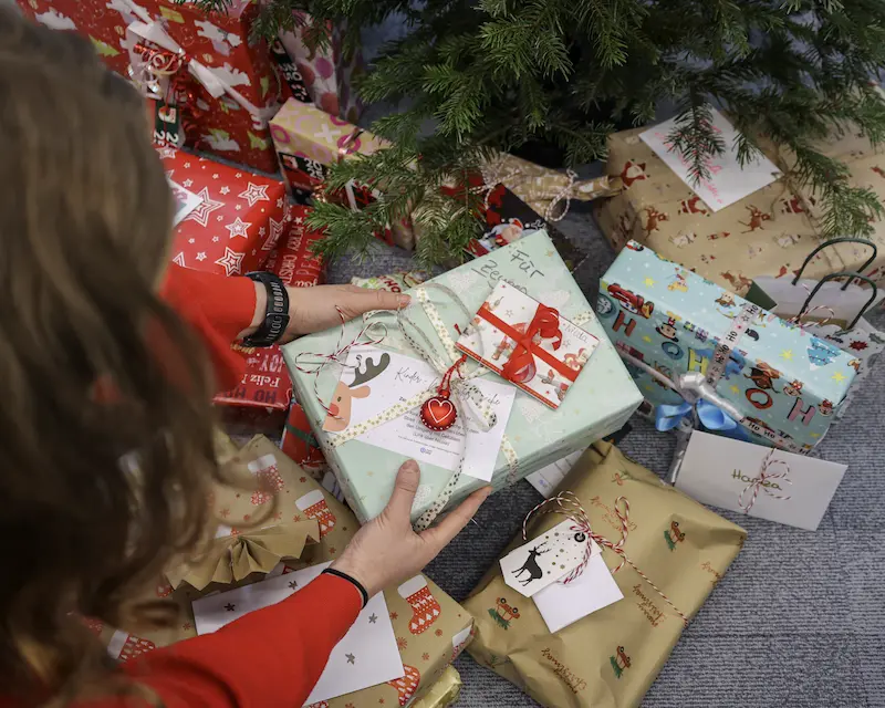 Die langersehnte Geschenkübergabe