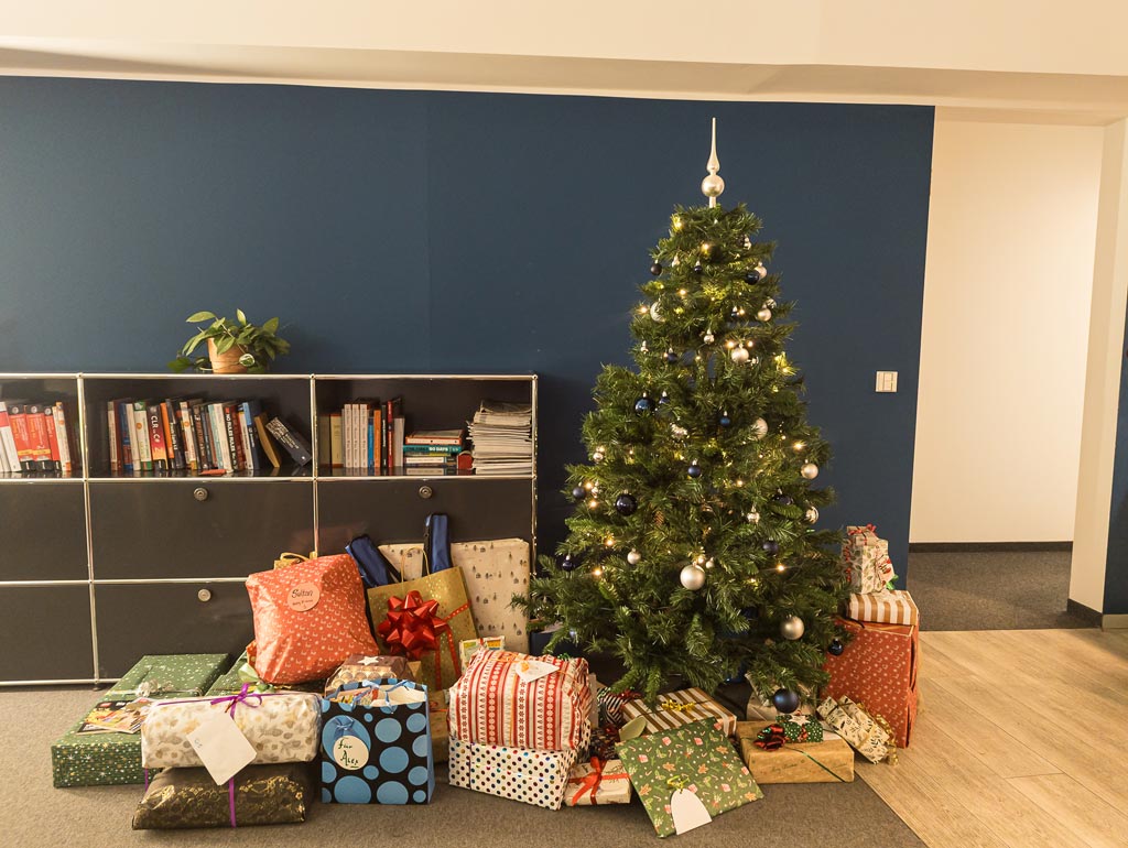 Viele Geschenke unter dem Weihnachtsbaum