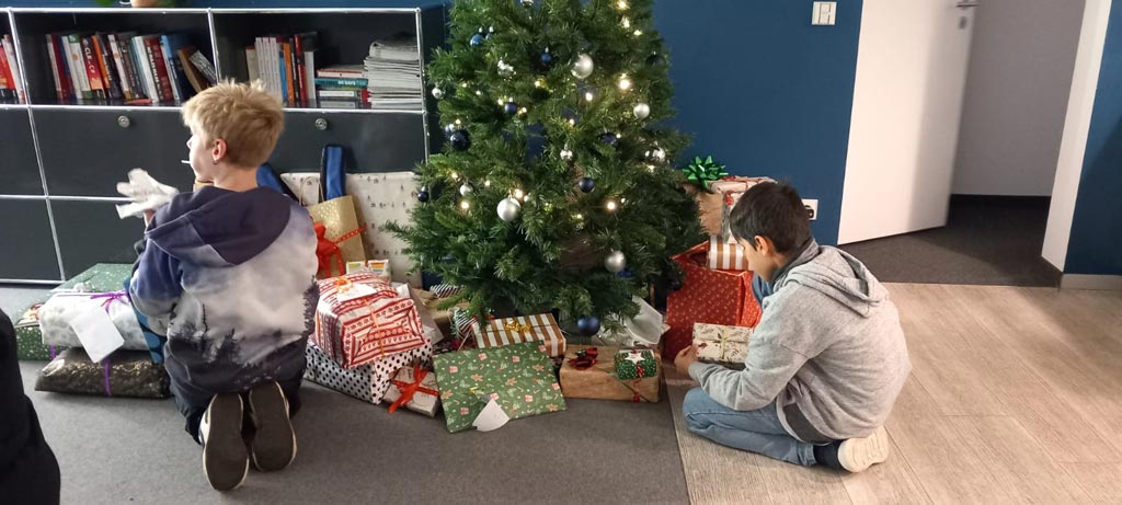 Aufgeregte Kinder bekommen ihre Geschenke