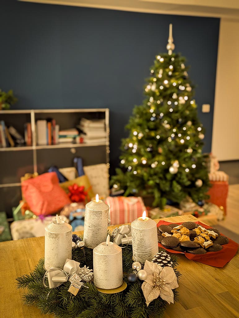 Viele Geschenke unter dem Weihnachtsbaum