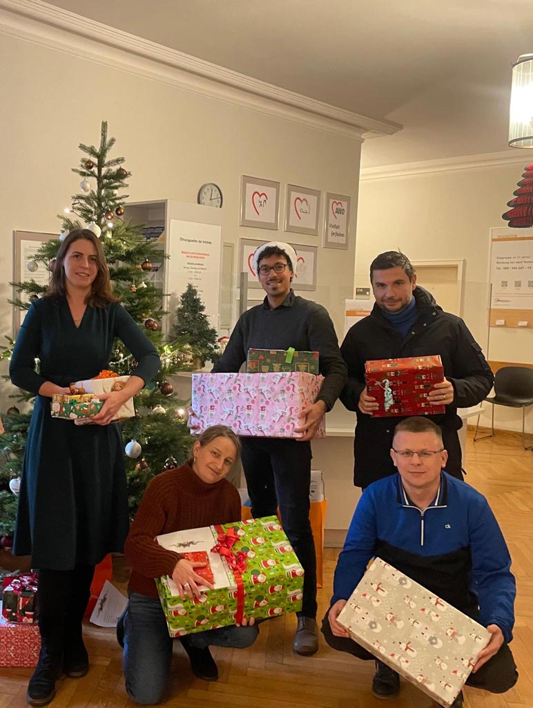 Engagierte Mitarbeiter vor der Geschenkübergabe