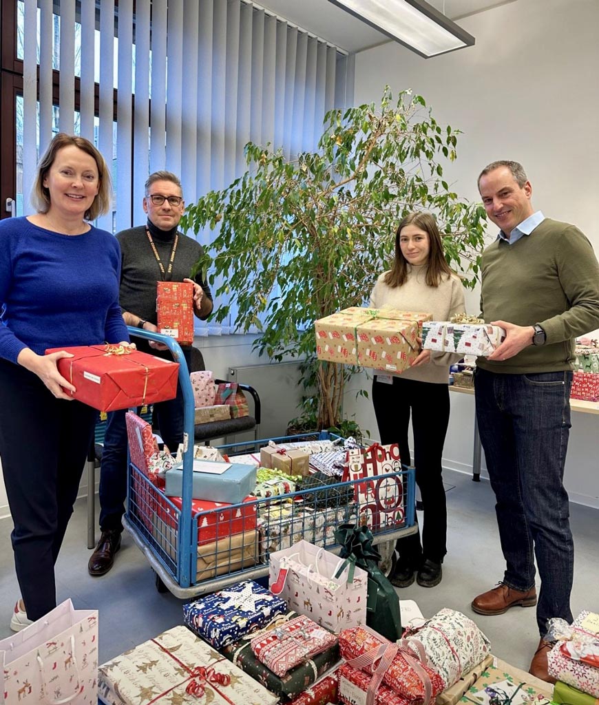 Engagierte Mitarbeiter vor der Geschenkübergabe