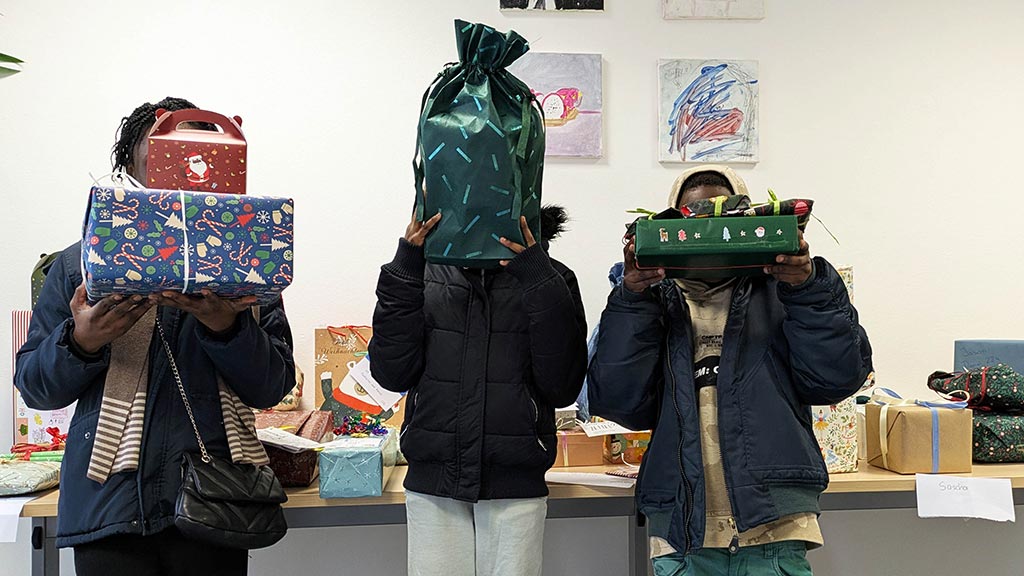 Die ersten Kinder bekommen ihre Geschenke