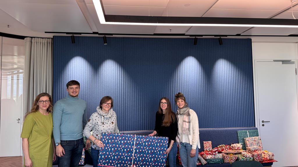 Engagierte Mitarbeiter vor der Geschenkübergabe