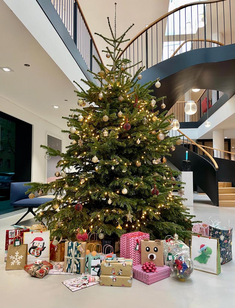 Geschenke unter dem wundervollen Weihnachtsbaum