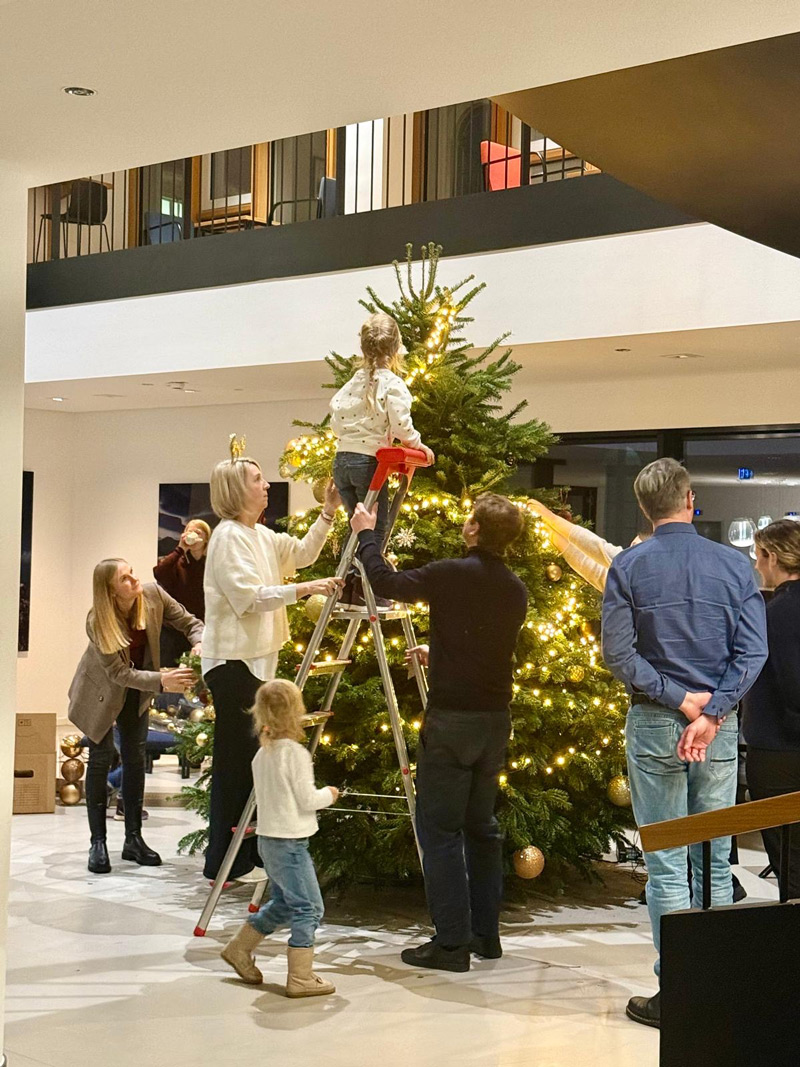 Weihanchtsbaum Schmücken in der Empfangshalle