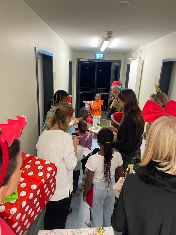 Aufgeregte Kinder bekommen ihre Geschenke